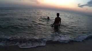 Мокрый секс. Публично. Марта трахается, качаясь на волнах порно